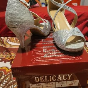 Women Dress shoe sz 7 silver brand new never worn